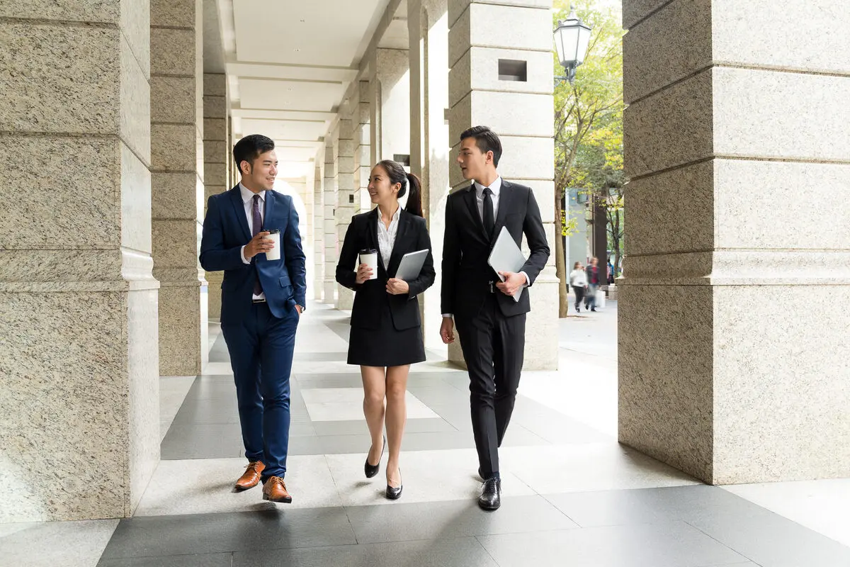 Colaboradores em movimento no hall de uma instituição financeira